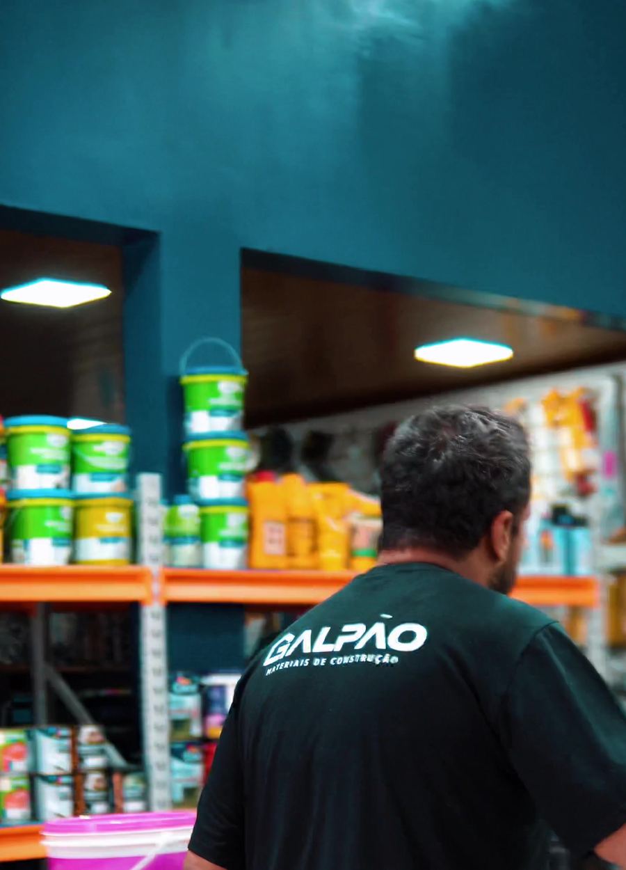 Prateleiras de tintas e massa dentro da loja do Galpão