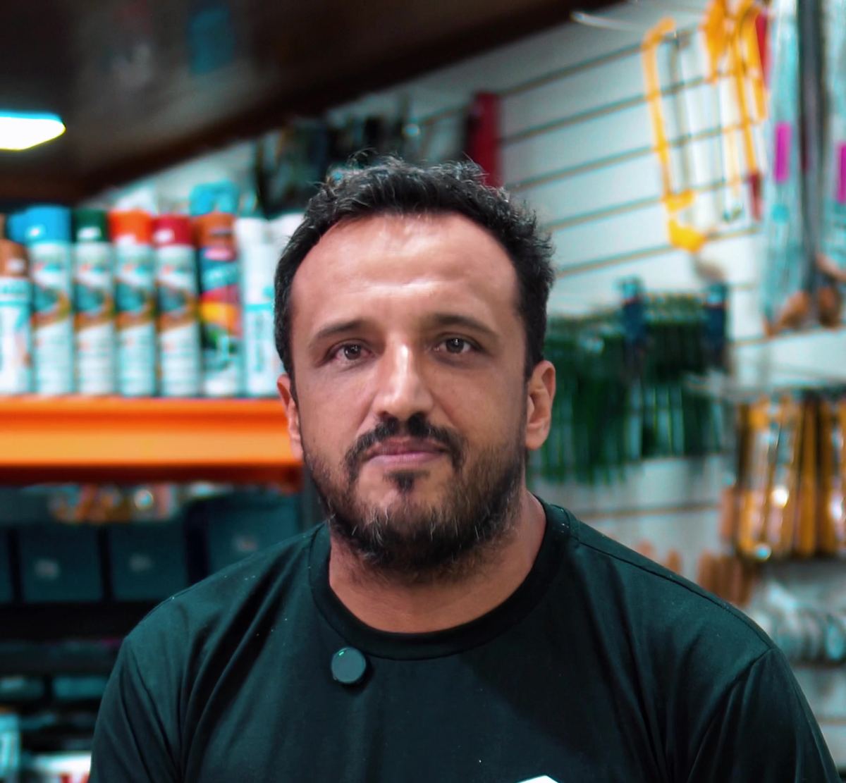 Atendimento do Galpão dentro da loja, com prateleiras de material ao fundo