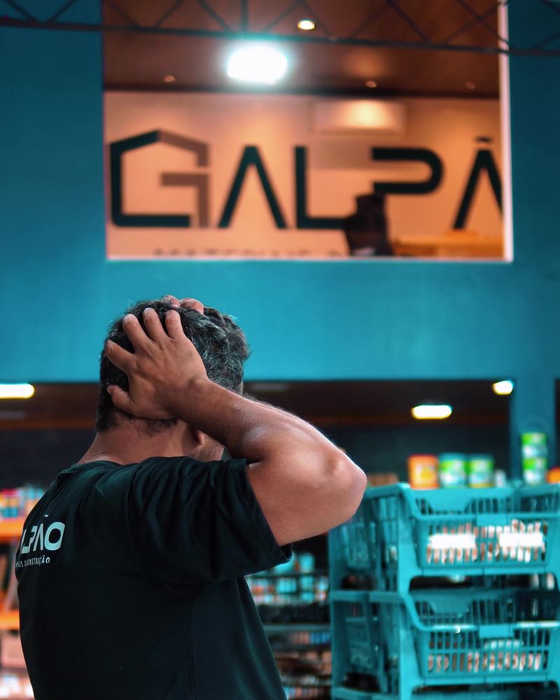 Salão da loja com o letreiro do Galpão